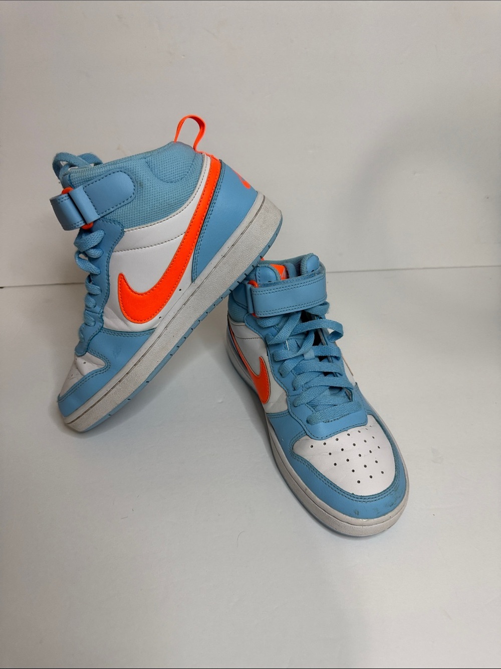 Nike Kids High-Top Sneakers in Sky Blue, White & Neon Orange